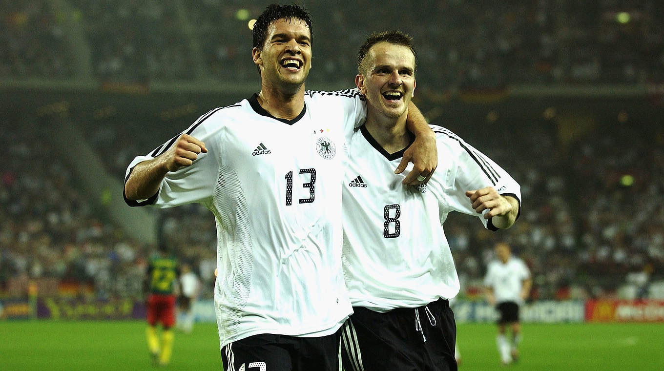 2:0 im Gruppenspiel der WM 2002 gegen Kamerun: Ballack (l.) und Hamann jubeln © 2002 Getty Images