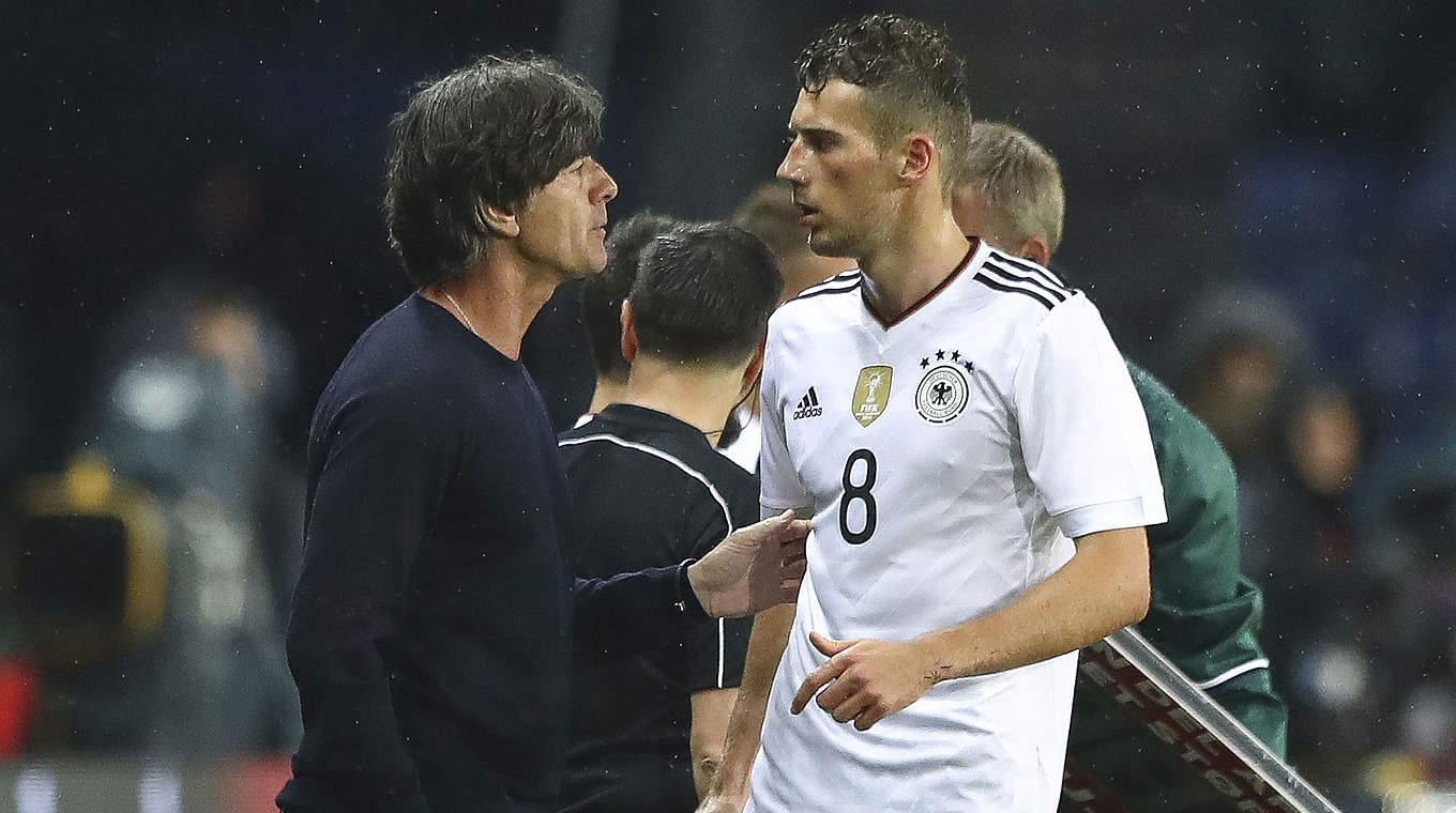 "Wir besitzen eine individuelle Klasse": Joachim Löw (l.) mit Leon Goretzka © 2017 Getty Images