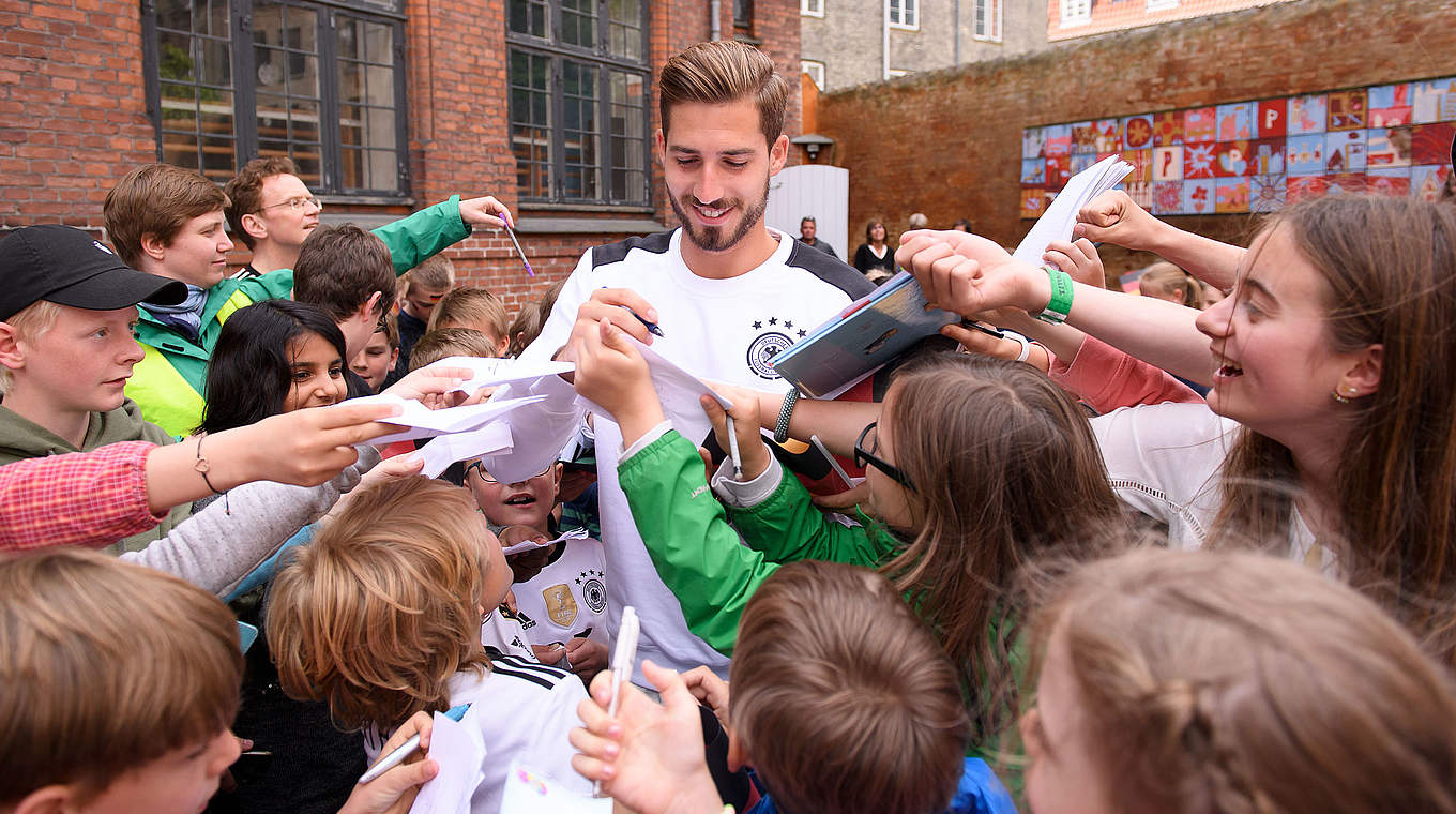 Glücks-SMS von der Freundin, glückliche Kinder dank Autogrammen: Kevin Trapp © GES/Marvin Ibo GÃ¼ngÃ¶r