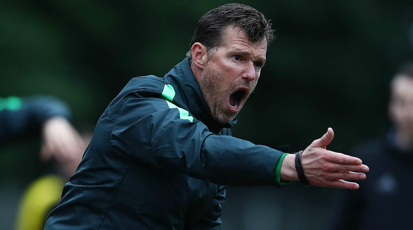 Ansage: Bremens Trainer Marco Grote treibt sein Team nach vorn. © Getty Images