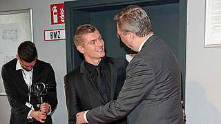 Fußballpersönlichkeiten im Smalltalk: DFB-Präsident Grindel (r.) und Toni Kroos © 2017 Getty Images