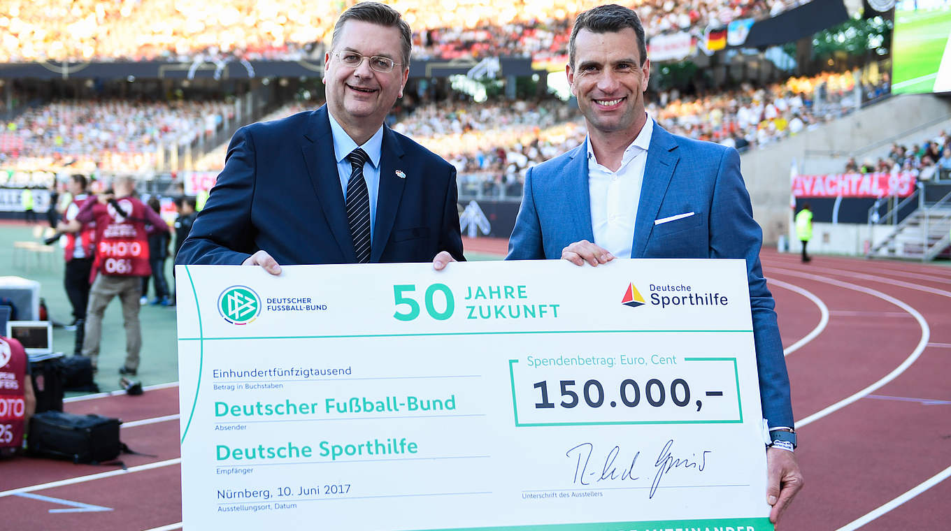 Förderer des deutschen Spitzensports: DFB-Präsident Grindel (l.) und Dr. Ilgner © GES/Marvin Ibo Guengoer