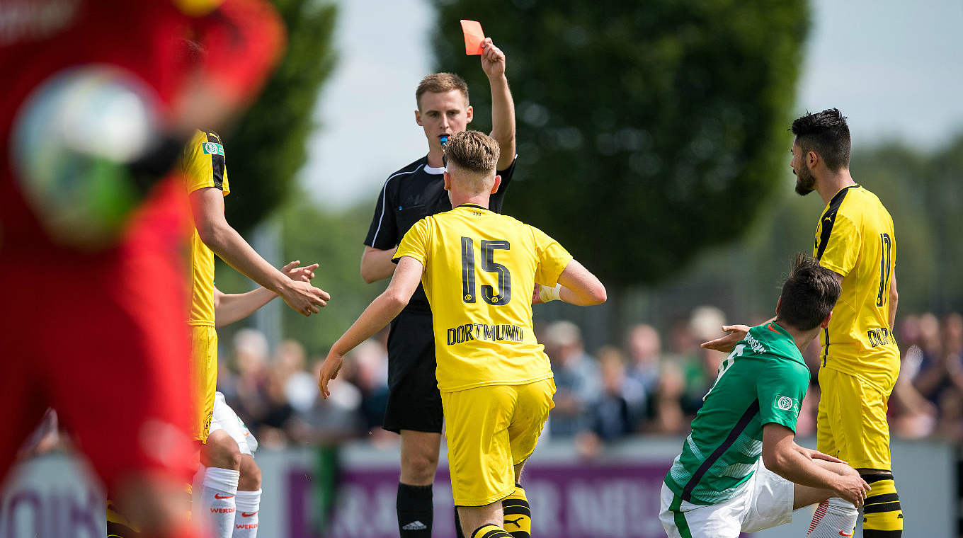 Rot: Schiedsrichter David-Markus Koj schickt den Dortmunder Niclas Knoop vom Feld. 
 © Getty Images