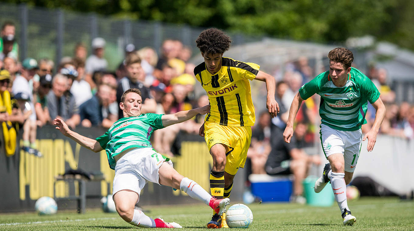 Rettungsaktion: Bremens Pascal Hackethal klärt in letzte Sekunde vor Dortmunds Yassin Ibrahim. 
 © Getty Images
