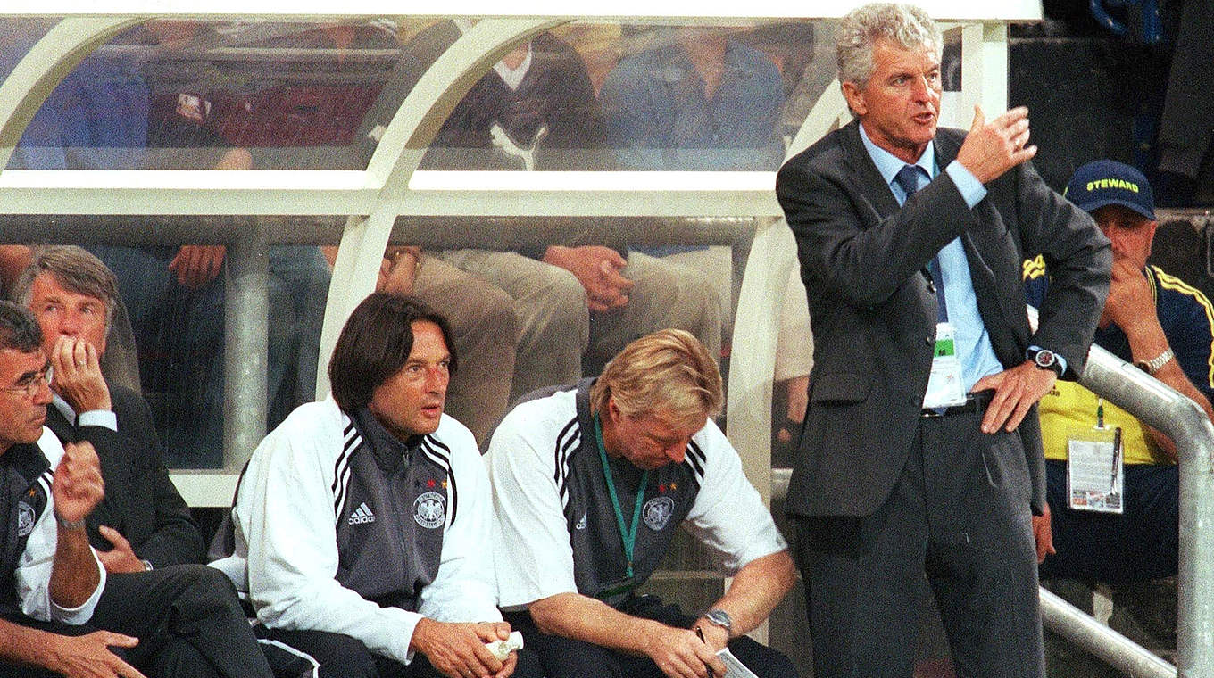 Zweites Gruppenspiel bei der EM 2000: Ribbeck (r.) sieht die Niederlage gegen England © Bongarts