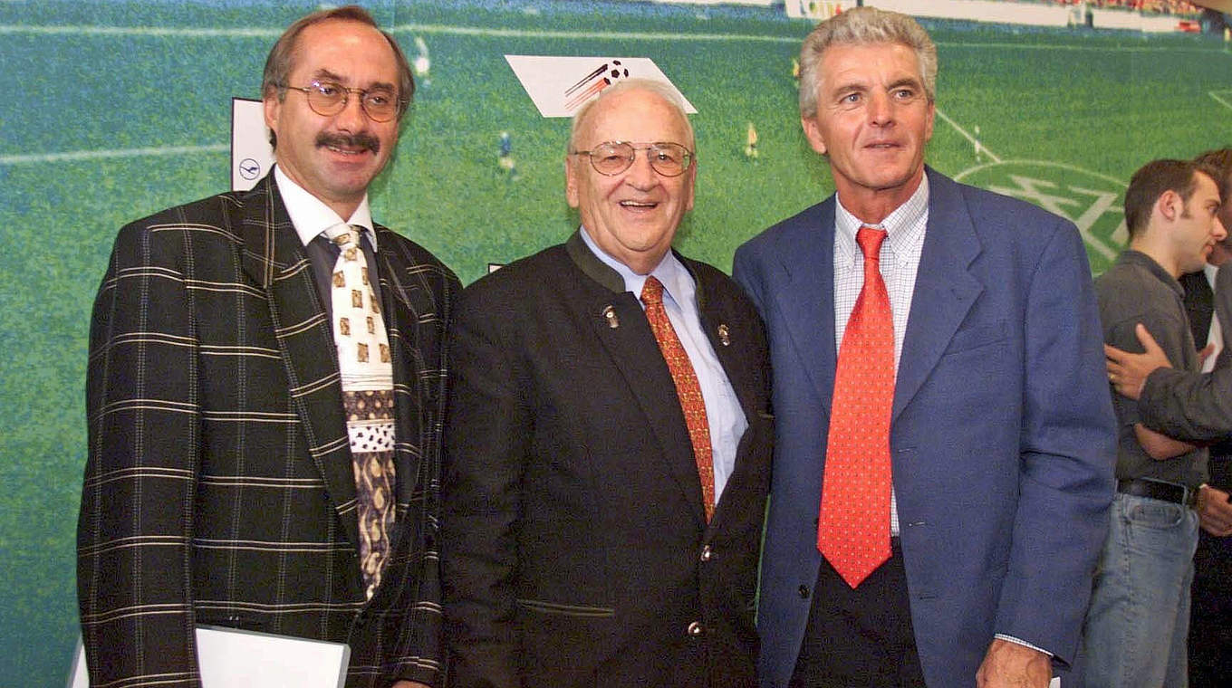 10. September 1998: DFB-Präsident Braun (M.) stellt Ribbeck und Stielike (l.) vor © Bongarts