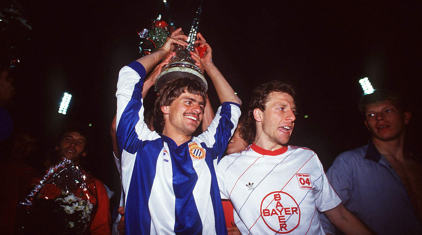 Bayer 04 Leverkusen gewinnt UEFA-Cup 1988 unter Ribbeck: Götz (l.) mit dem Pott © Bongarts