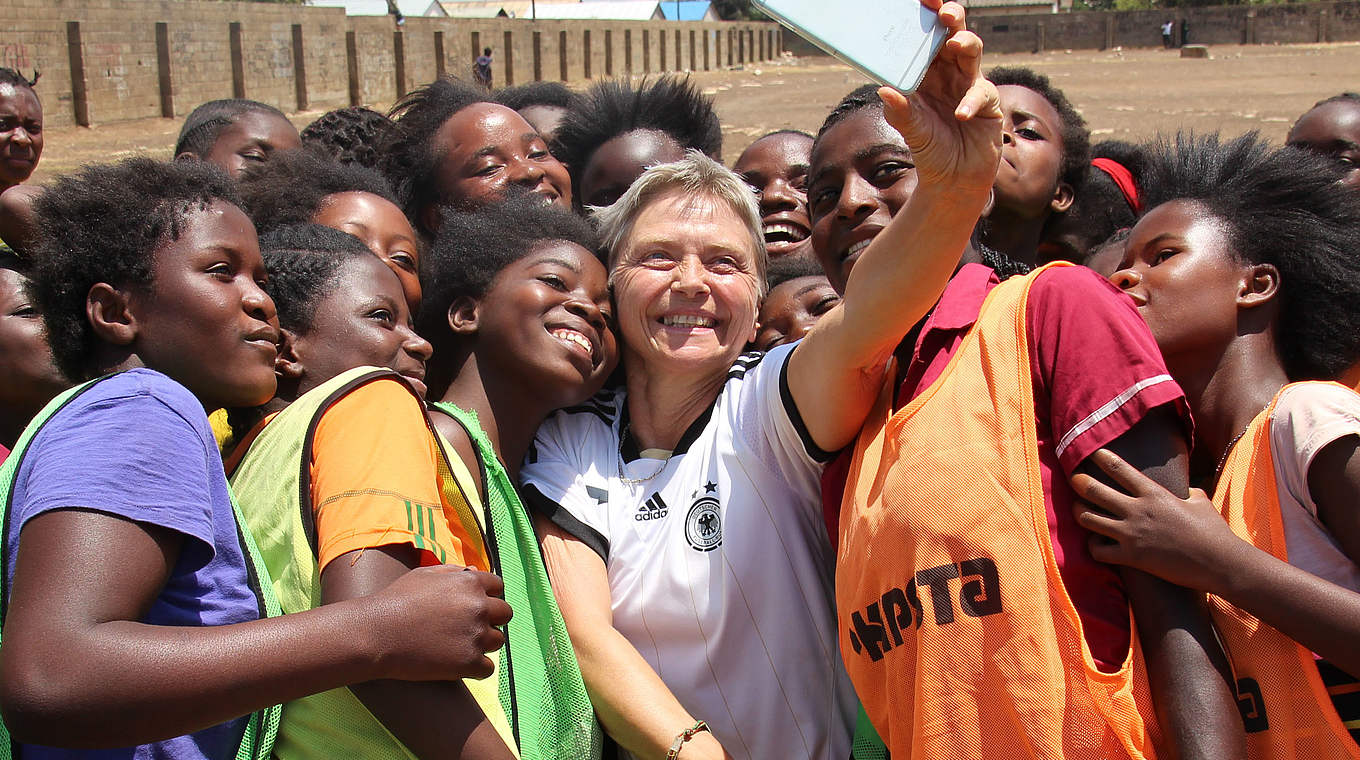 Selfie in Sambia: Petra Landers (M.) mit Mädchen aus dem Fußballcamp in Lusaka © privat