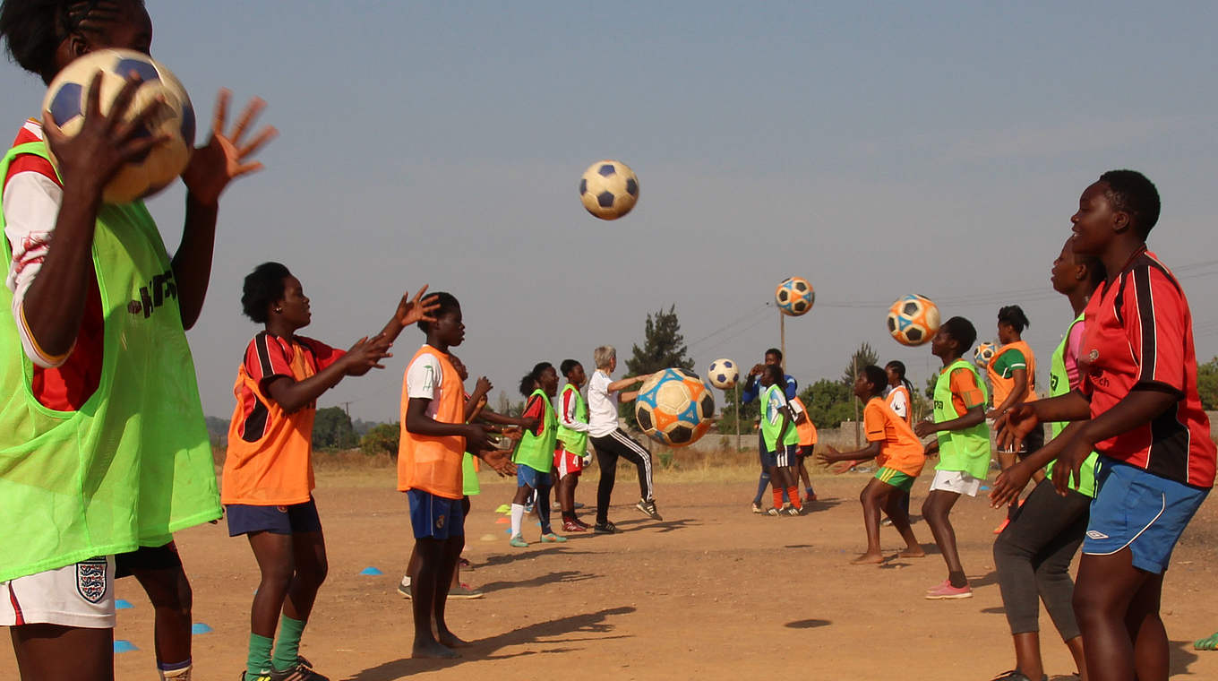Petra Landers hilt in Sambia: "Auch weil nicht immer ein richtiger Fußball vorhanden ist" © privat