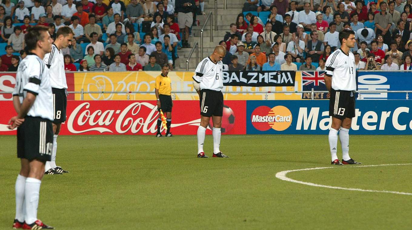 Schweigeminute 2002: Die Spieler gedenken dem verstorbenen Fritz Walter © Bongarts