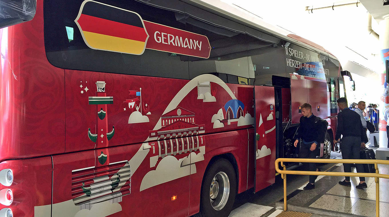 "11 Spieler - 80 Millionen Herzen": der Teambus der DFB-Auswahl beim Confed Cup © DFB