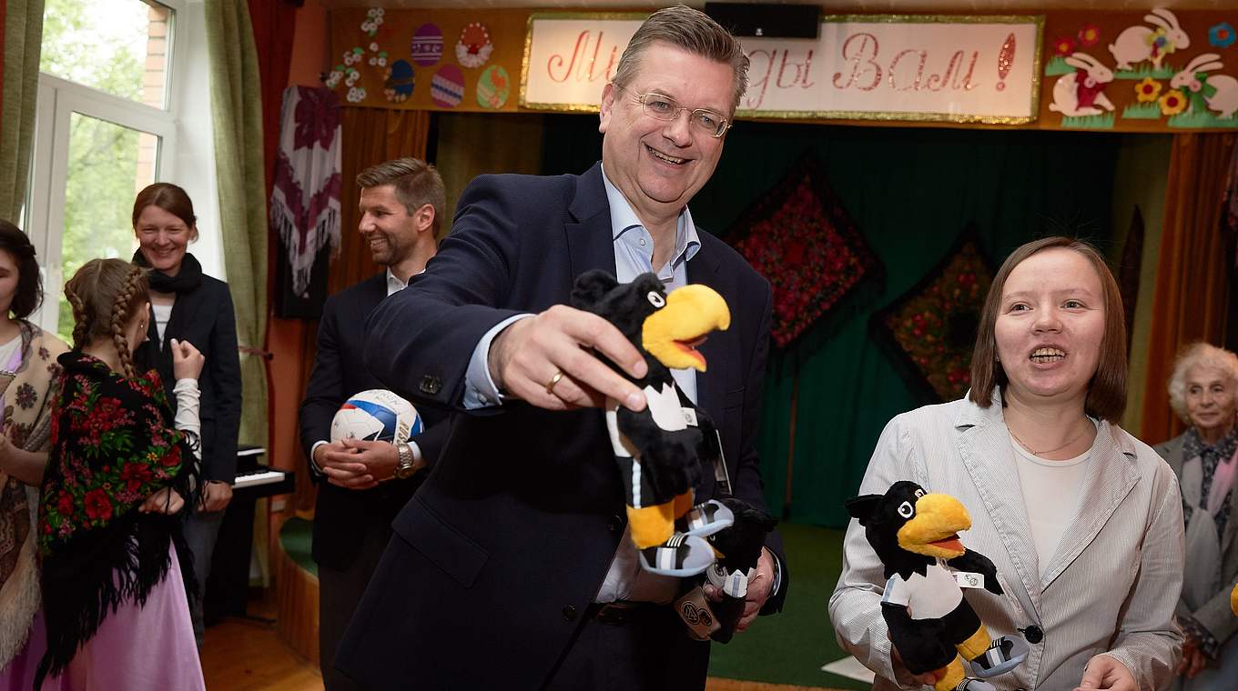Geschenke: DFB-Präsident Grindel überreicht Trikots und Paule-Stoffpuppen © Getty Images