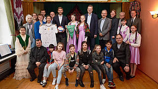 DFB-Präsident Reinhard Grindel besucht mit Thomas Hitzlsperger die Kinder von Don Bosco in Moskau © 2017 Getty Images