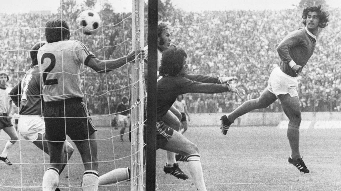 Erstes Aufeinandertreffen vor 43 Jahren: Gerd Müller (r.) trifft beim 3:0 für Deutschland © Getty Images