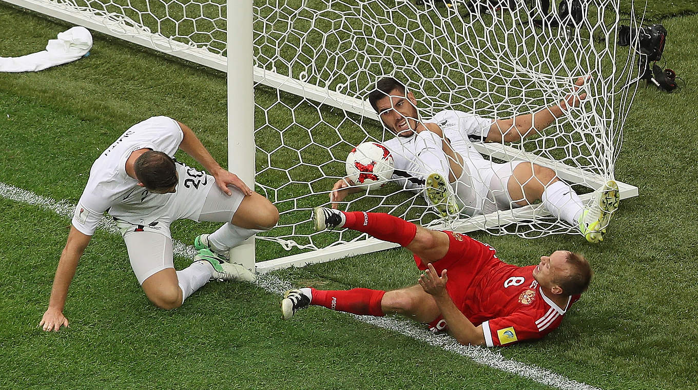 Das Führungstor: Boxall drückt den Ball über die eigene Linie © 2017 Getty Images