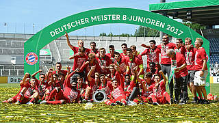 Fünfter Titelgewinn: Die Münchner Bayern feiern vor heimischem Publikum © 2017 Getty Images