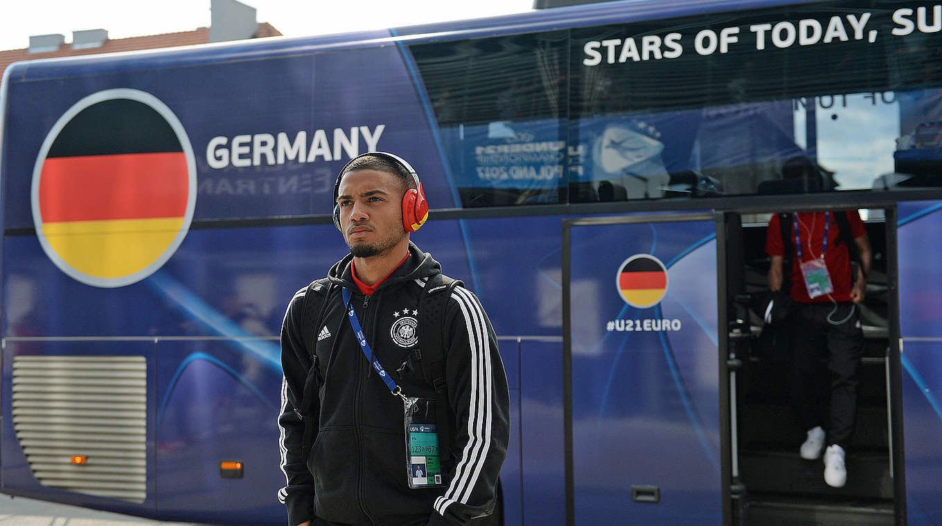Die Spieler kommen an: Jeremy Toljan verlässt den Mannschaftsbus © UEFA