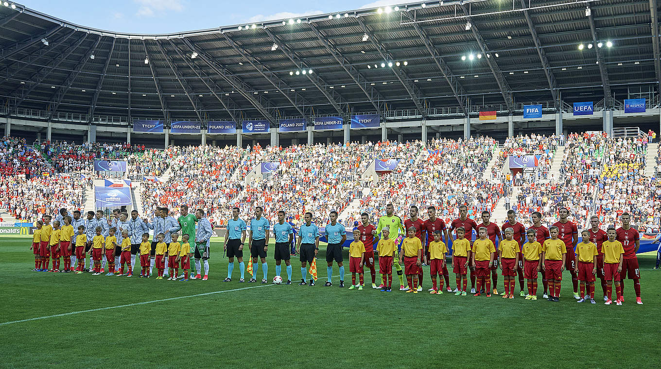 Vor dem Anpfiff: Beide Teams nehmen Aufstellung für ihre Nationalhymnen © UEFA