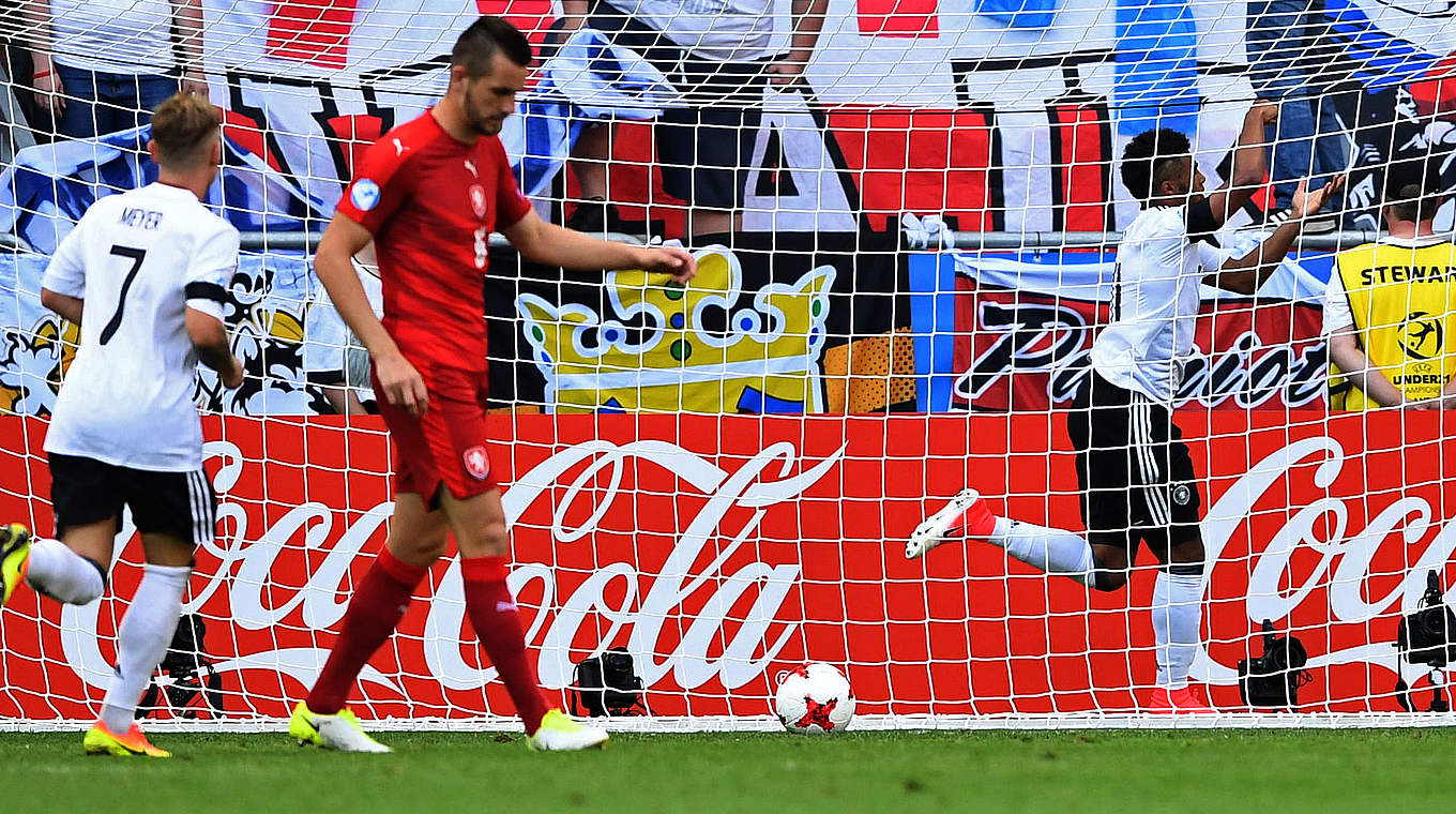 Feiert sein Tor zur verdienten 2:0-Führung kurz nach der Pause: Serge Gnabry (r.)  © UEFA