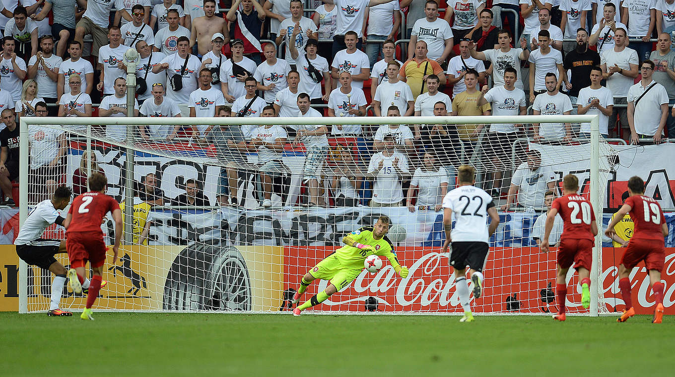 Scheitert mit seinem Strafstoß an Torwart Lukas Zima: Davie Selke (l.) © UEFA