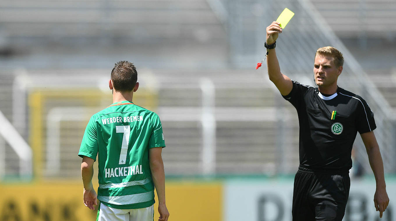 Verwarnung: Schiedsrichter Timo Gerach zeigt Pascal Hackethal Gelb, später folgte der Platzverweis. © Getty Images