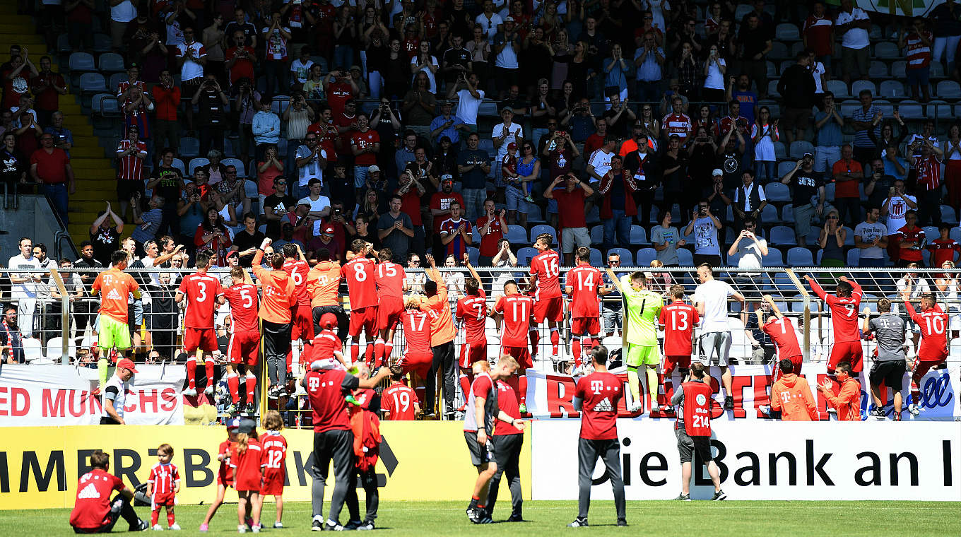 Siegerjubel: Die Bayern lassen sich von den über 4000 Zuschauern feiern.
 © Getty Images