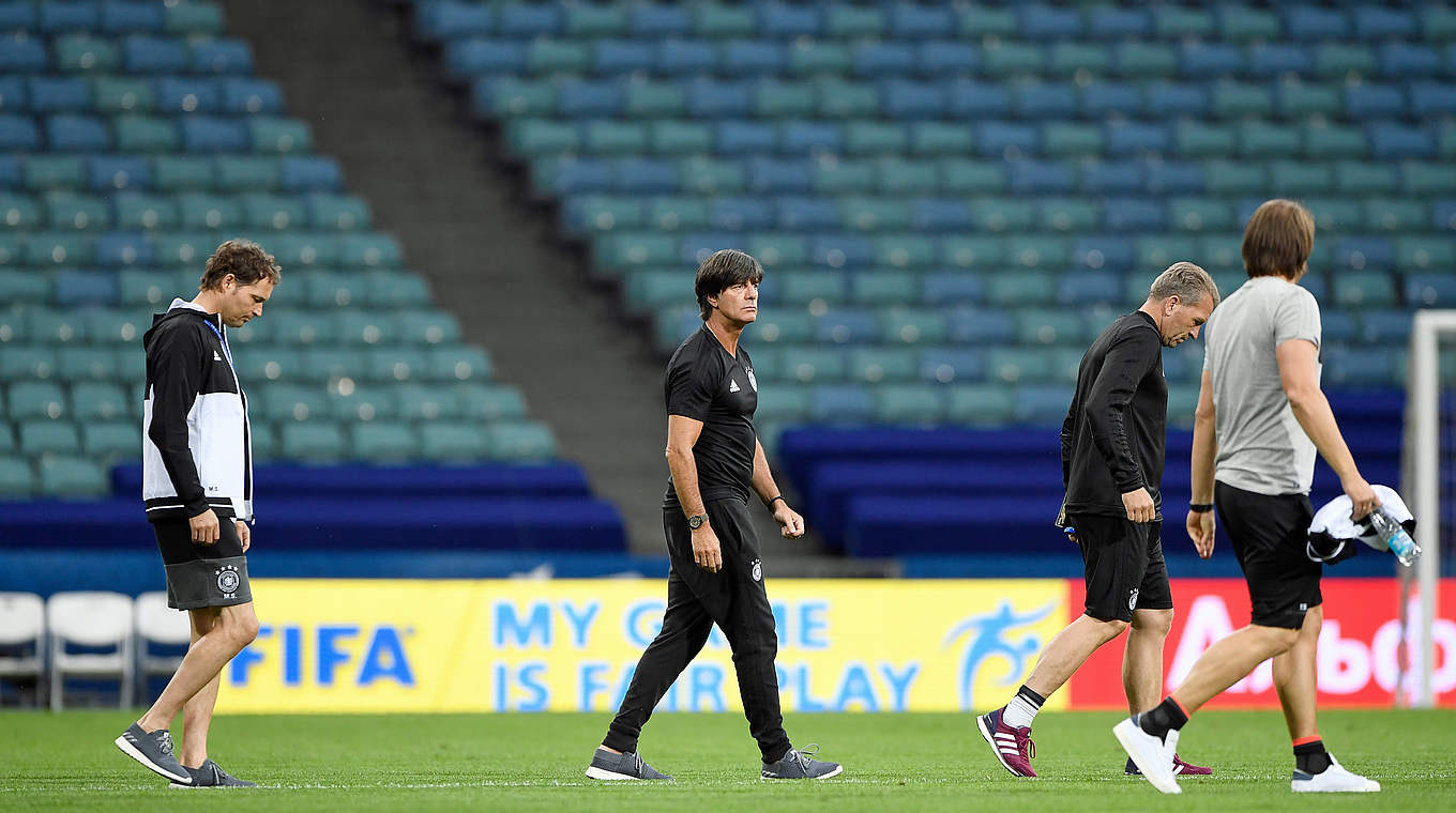 Sorg (l.) und die Trainer: "Ein Turnier mit der Nationalmannschaft ist etwas anderes" © GES/Marvin Ibo Guengoer