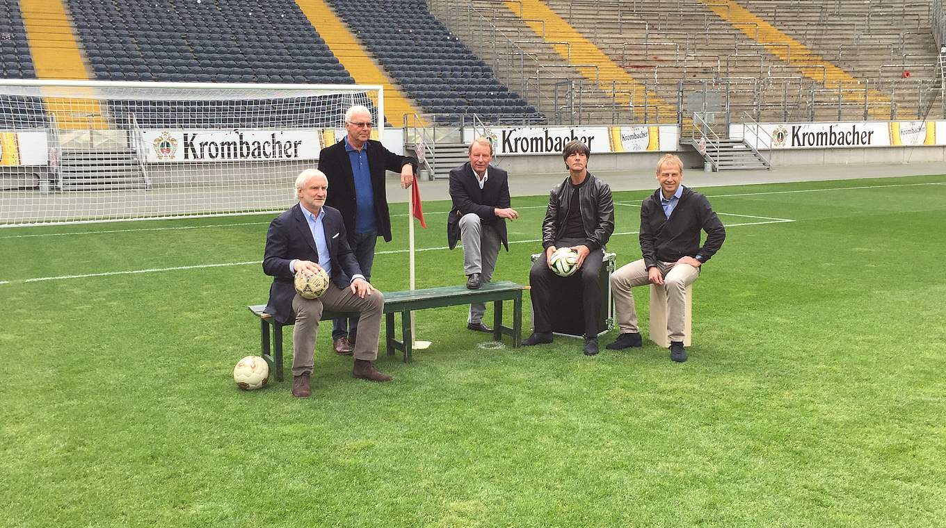 Fünf Bundestrainer im Strafraum: Klinsmann, Löw, Vogts, Beckenbauer, Völler (v.r.) © DFB