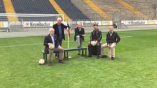 Fünf Bundestrainer im Strafraum: Klinsmann, Löw, Vogts, Beckenbauer, Völler (v.r.) © DFB