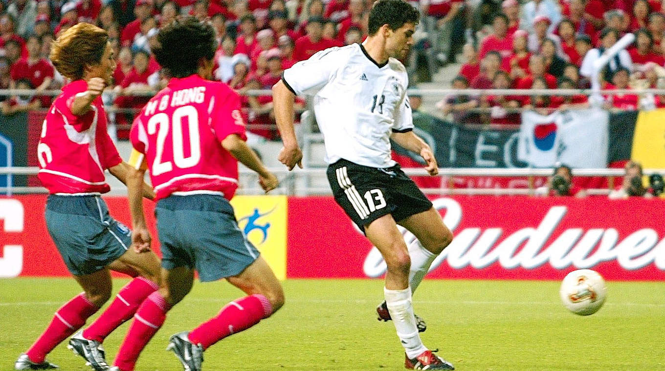 WM-Halbfinale 2002: Nach Flanke von Oliver Neuville trifft Michael Ballack (r.) zum 1:0 © Bongarts