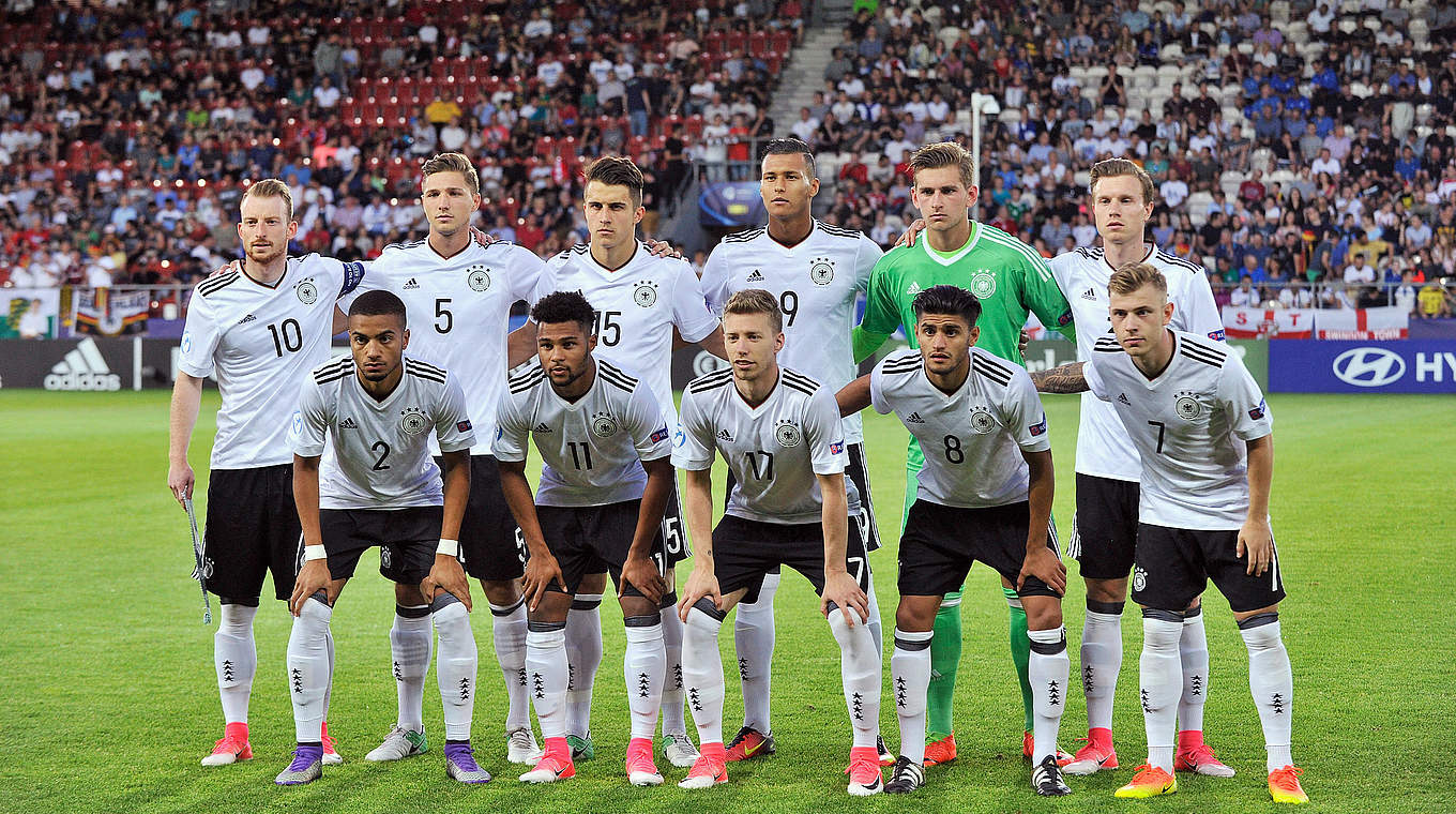 Auftstellung nehmen: Das Team posiert für das Mannschaftsfoto vor dem Spiel © 2017 Getty Images