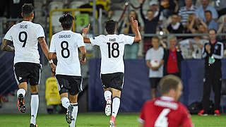 Amiri (3.v.l.) trifft und Deutschland feiert: die U 21 besiegt Dänemark 3:0 © SPORTSFILE