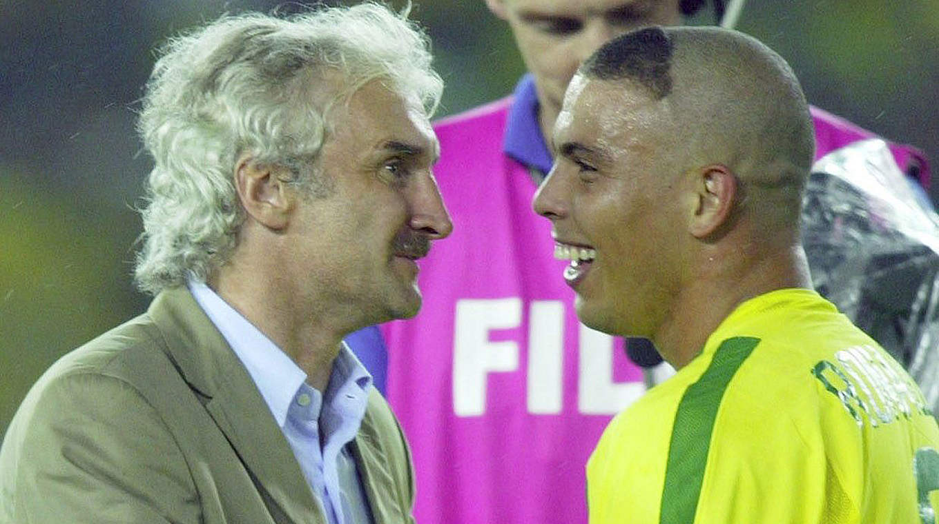 Zeigt in der Niederlage Größe: Rudi Völler (l.) gratuliert Weltmeister Ronaldo © Bongarts