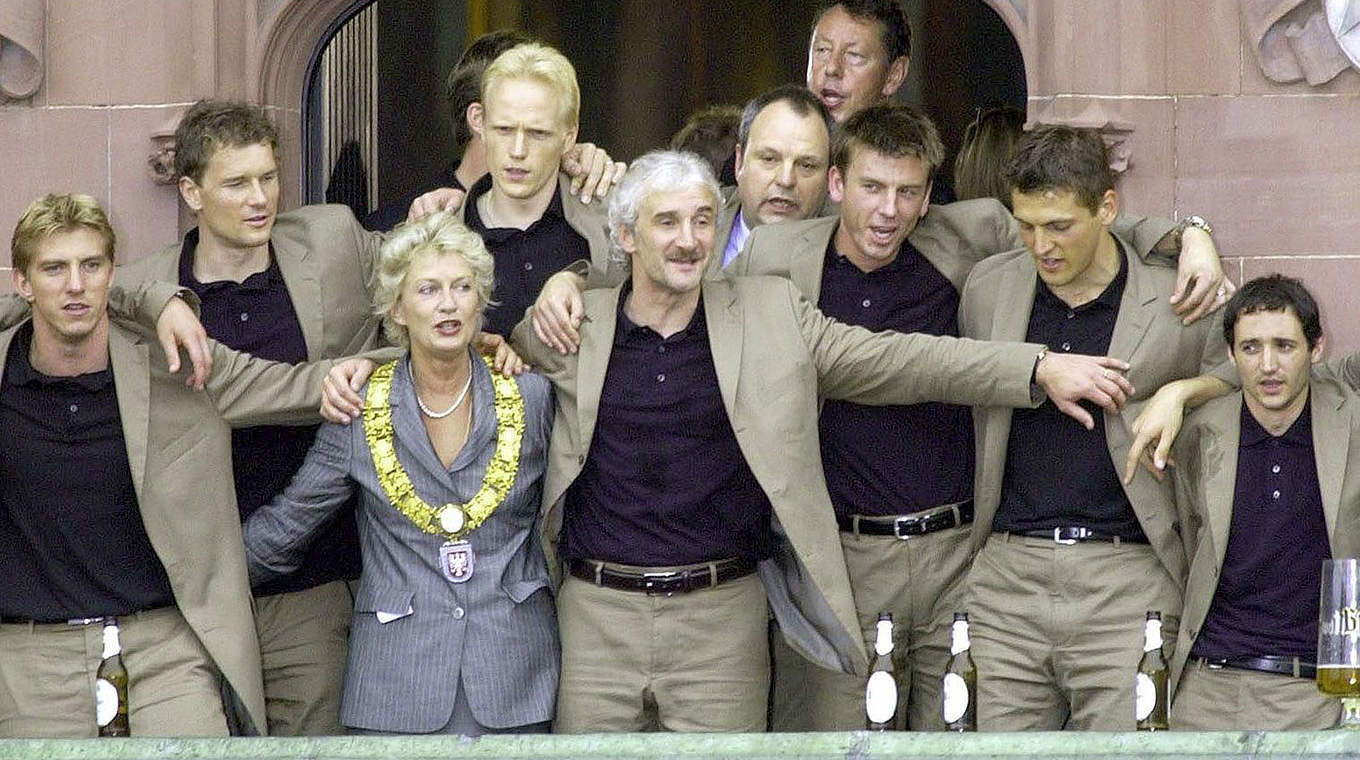 Trotzdem wurde gefeiert: Völler wird mit seinen Vizeweltmeistern 2002 in Frankfurt empfangen © Bongarts