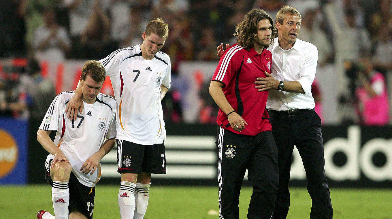 Tröstet seine Spieler nach dem Halbfinal-K.o.: Jürgen Klinsmann (r.) © 2006 Getty Images