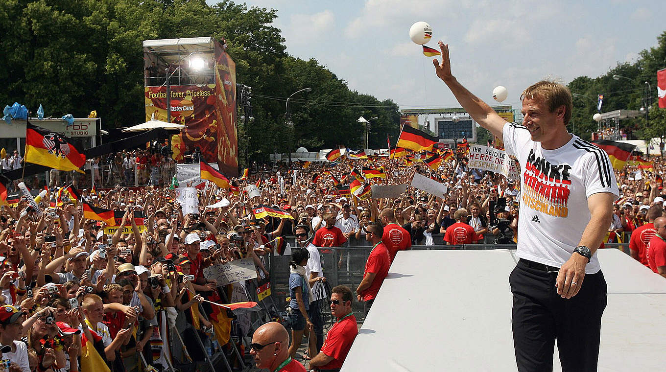 Grandioser Empfang auf der Berliner Fanmeile: Jürgen Klinsmann bedankt sich bei den Fans © 2006 AFP