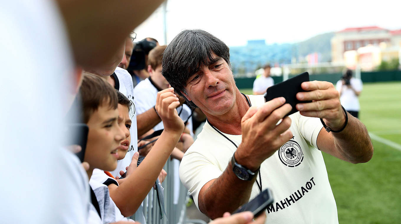 Posiert gerne mit den Fans: Bundestrainer Joachim Löw © 2017 Getty Images