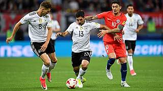 Stindl battles with Chile's Hernández © GES-Sportfoto