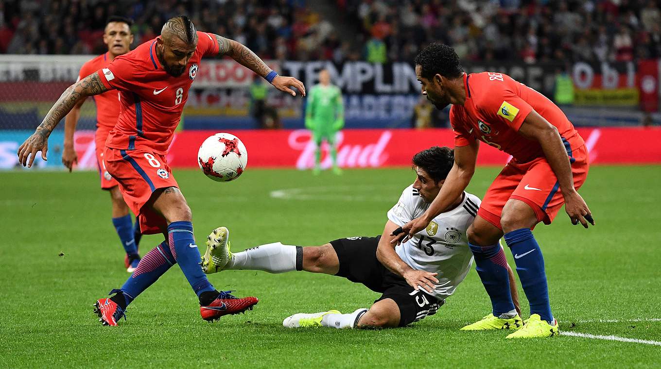 Duel entre joueurs de Bundesliga : Stindl de Gladbach contre le Munichois Vidal  © GES-Sportfoto