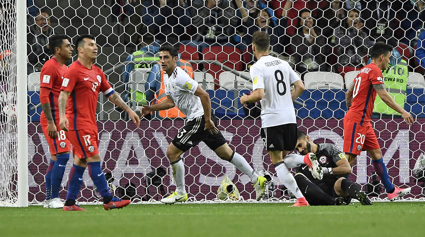 Jubel übers zweite Turniertor: Lars Stindl (3.v.l.) trifft zum Ausgleich gegen Chile © GES-Sportfoto