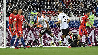 Jubel übers zweite Turniertor: Lars Stindl (3.v.l.) trifft zum Ausgleich gegen Chile © GES-Sportfoto