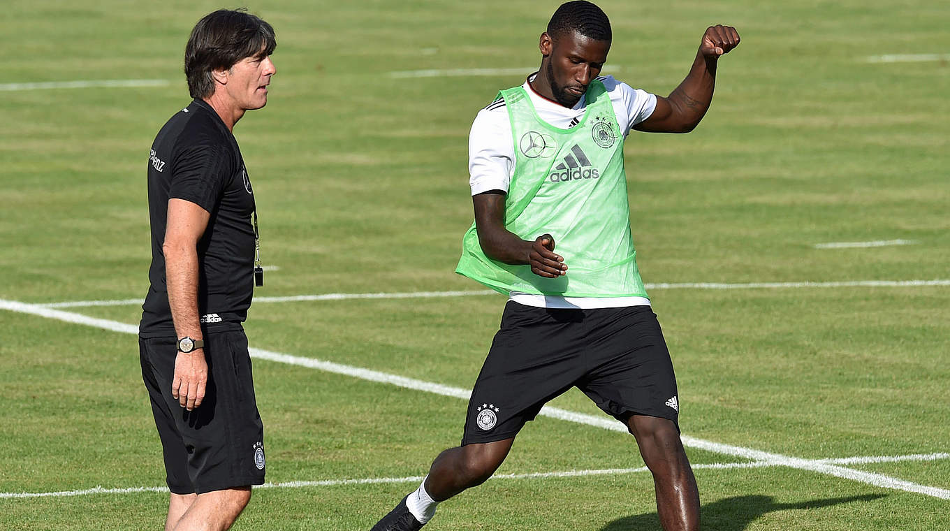 Löw (l.) on Rüdiger: "With his body and his speed he can really offer us something." © This content is subject to copyright.