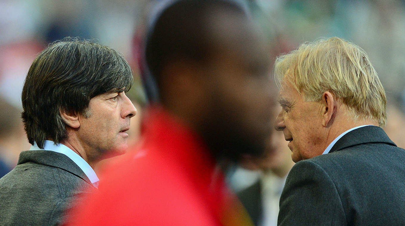 Deutsches Duell auf der Bank: Kameruns Volker Finke vs. Bundestrainer Joachim Löw (l.) © 2014 Getty Images