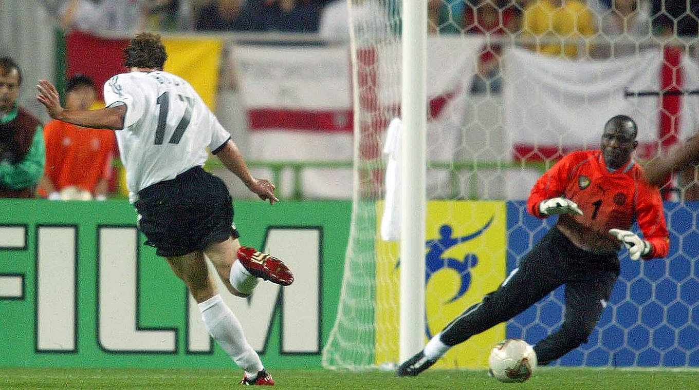 Führung in Unterzahl: Marco Bode (l.) trifft 2002 gegen Kamerun zum 1:0 © imago
