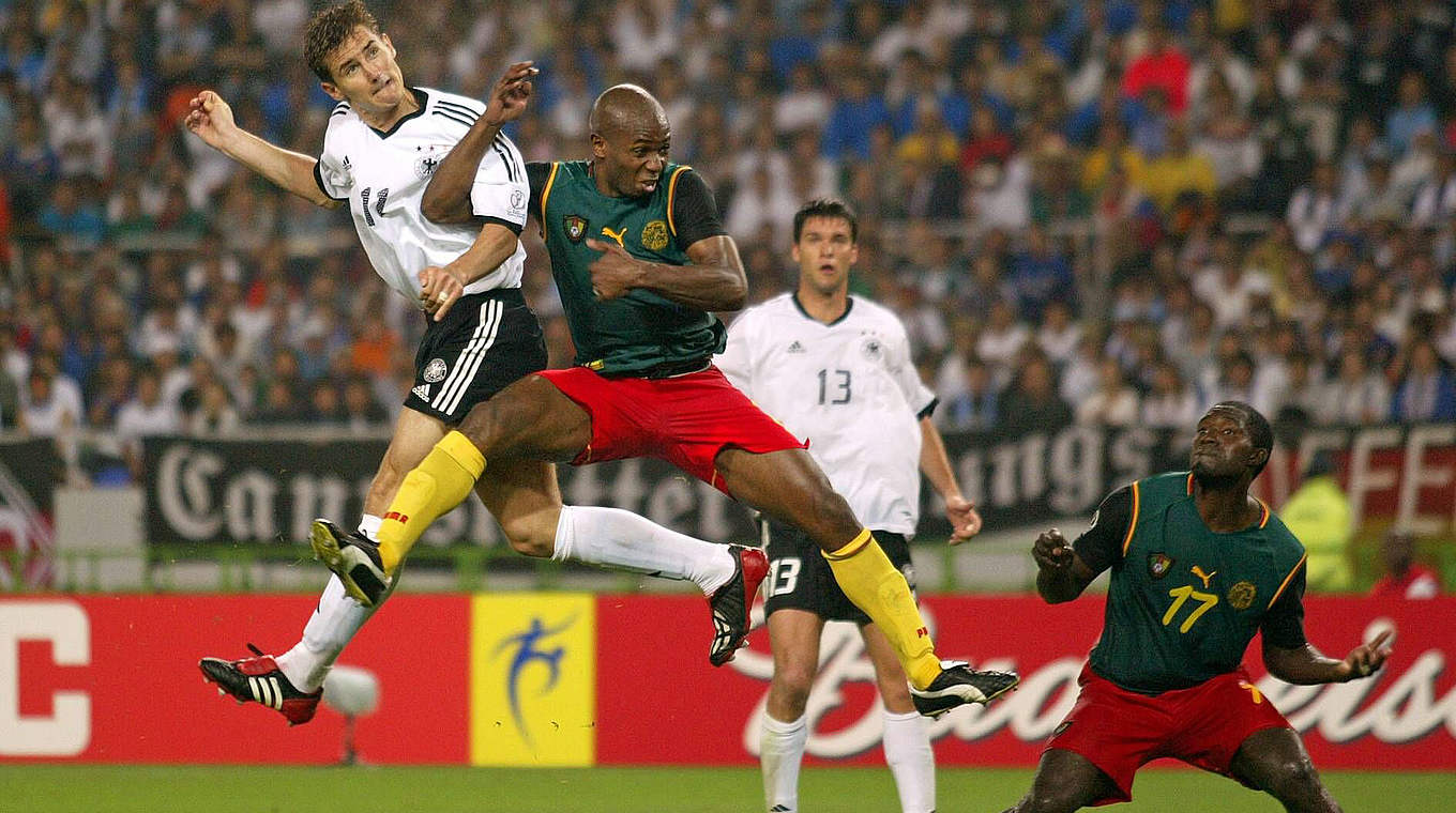 Fünf Kopfballtore bei der WM 2002: Miroslav Klose (l.) trifft auch gegen Kamerun © imago