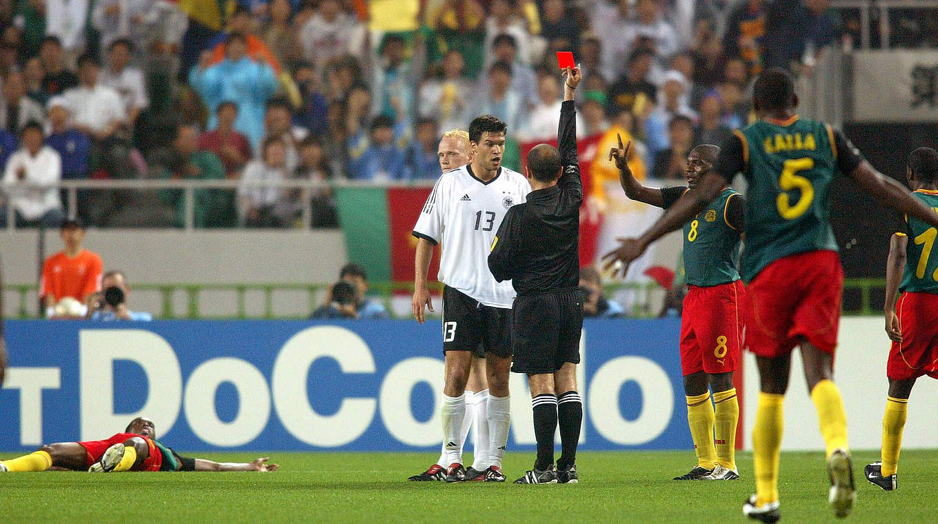 Sieht nach Ballack aus, ist aber für Ramelow (h.): Rot gegen Kamerun bei der WM 2002 © imago