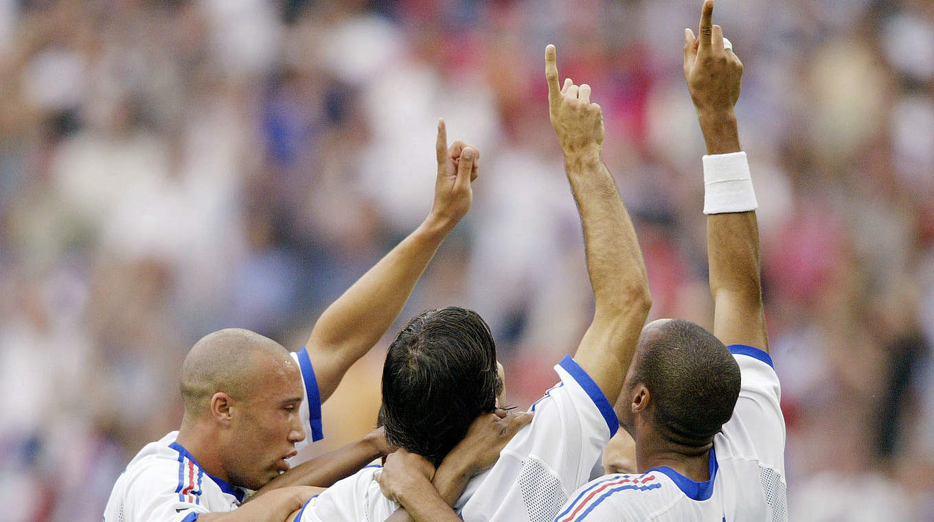 Im Gedenken an Foé: Frankreichs Spieler nach ihrem Confed-Cup-Halbfinalsieg 2003 © Bongarts