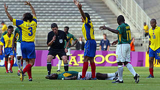 Die 74. Minute: Foé bricht im Confed-Cup-Halbfinale 2003 vs. Kolumbien zusammen © imago