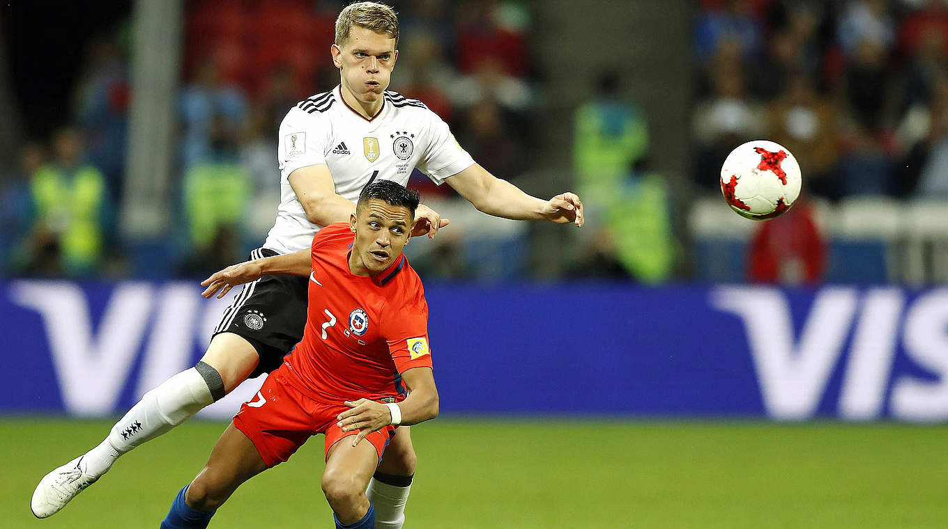 "Gegen Druck spielerische Lösungen finden": Ginter gegen Chiles Superstar Sanchez (v.) © imago/Fotoarena