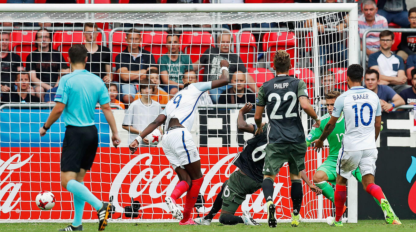 Führung für England: Tammy Abraham (2.v.l.) staubt aus kurzer Distanz ab © 2017 UEFA